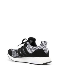 Chaussures de sport noires et blanches adidas