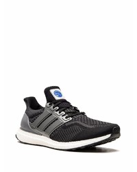 Chaussures de sport noires et blanches adidas