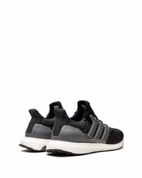 Chaussures de sport noires et blanches adidas