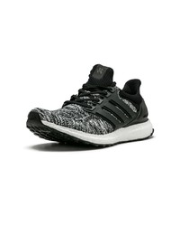 Chaussures de sport noires et blanches adidas