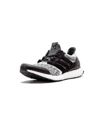 Chaussures de sport noires et blanches adidas