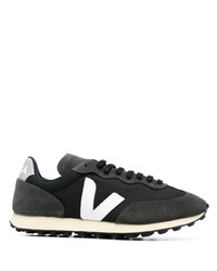 Chaussures de sport noires et blanches Veja