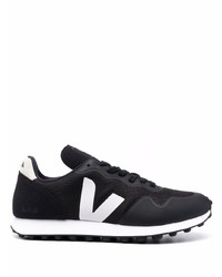 Chaussures de sport noires et blanches Veja