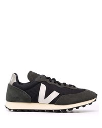 Chaussures de sport noires et blanches Veja