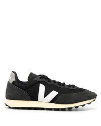 Chaussures de sport noires et blanches Veja