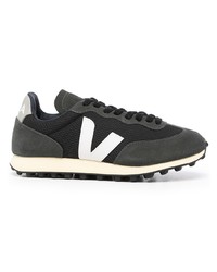 Chaussures de sport noires et blanches Veja