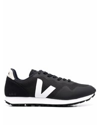 Chaussures de sport noires et blanches Veja