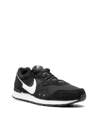 Chaussures de sport noires et blanches Nike