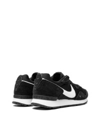 Chaussures de sport noires et blanches Nike