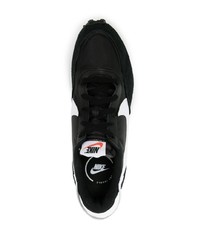 Chaussures de sport noires et blanches Nike