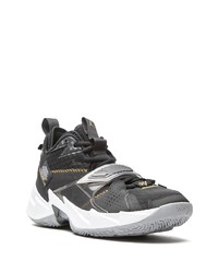 Chaussures de sport noires et blanches Jordan