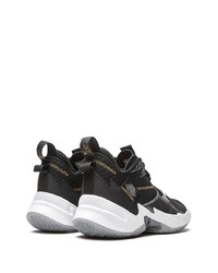 Chaussures de sport noires et blanches Jordan