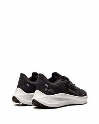 Chaussures de sport noires et blanches Nike