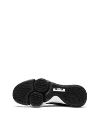 Chaussures de sport noires et blanches Nike