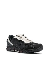 Chaussures de sport noires et blanches Asics