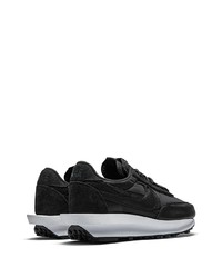 Chaussures de sport noires et blanches Nike