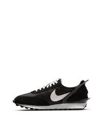 Chaussures de sport noires et blanches Nike