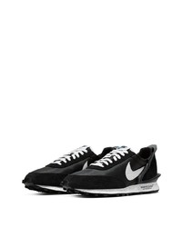 Chaussures de sport noires et blanches Nike