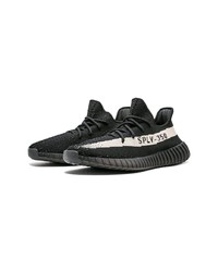 Chaussures de sport noires et blanches adidas YEEZY