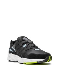 Chaussures de sport noires et blanches adidas