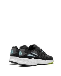 Chaussures de sport noires et blanches adidas