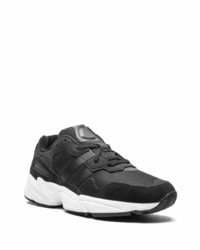 Chaussures de sport noires et blanches adidas