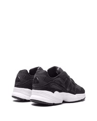 Chaussures de sport noires et blanches adidas