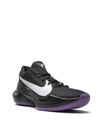 Chaussures de sport noires et blanches Nike