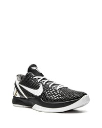 Chaussures de sport noires et blanches Nike