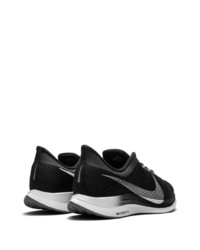 Chaussures de sport noires et blanches Nike