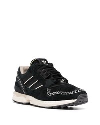 Chaussures de sport noires et blanches adidas