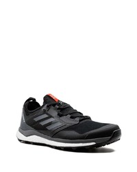 Chaussures de sport noires adidas