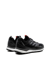 Chaussures de sport noires adidas