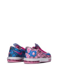 Chaussures de sport roses Nike