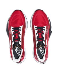 Chaussures de sport rouge et blanc Fendi