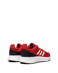 Chaussures de sport rouge et blanc adidas