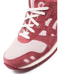 Chaussures de sport rouge et blanc Asics