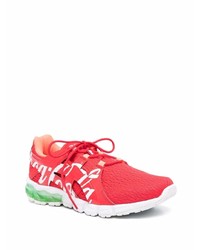 Chaussures de sport rouge et blanc Asics