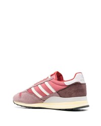 Chaussures de sport rouge et blanc adidas