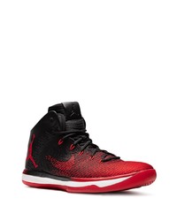 Chaussures de sport rouge et noir Jordan