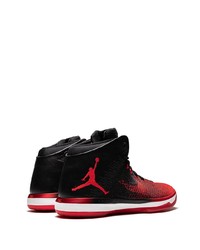 Chaussures de sport rouge et noir Jordan