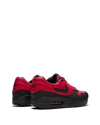 Chaussures de sport rouge et noir Nike