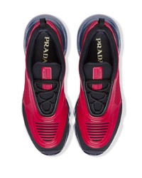Chaussures de sport rouge et noir Prada