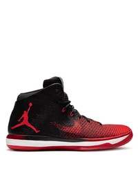 Chaussures de sport rouge et noir Jordan