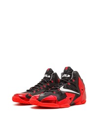 Chaussures de sport rouge et noir Nike