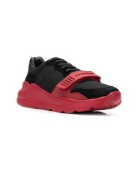 Chaussures de sport rouge et noir Burberry