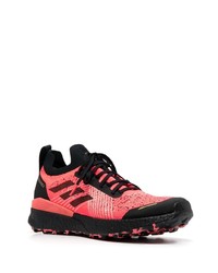 Chaussures de sport rouge et noir adidas