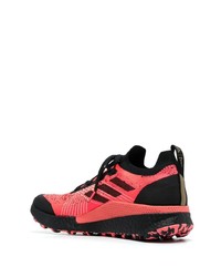 Chaussures de sport rouge et noir adidas