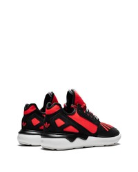 Chaussures de sport rouge et noir adidas