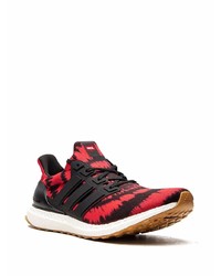 Chaussures de sport rouge et noir adidas